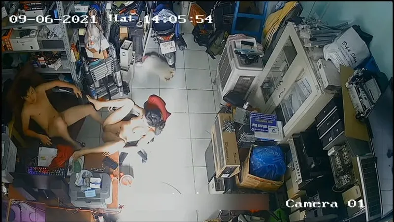 Vợ yêu ông xã nắc nhau trong của hàng máy tính